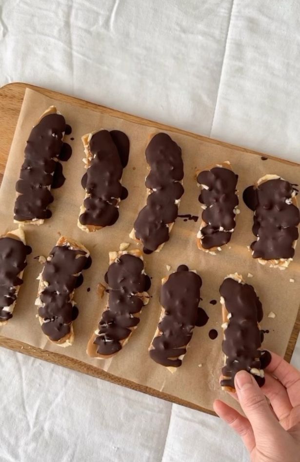 Snack time: Banane prekrivene kikiriki puterom i čokoladom