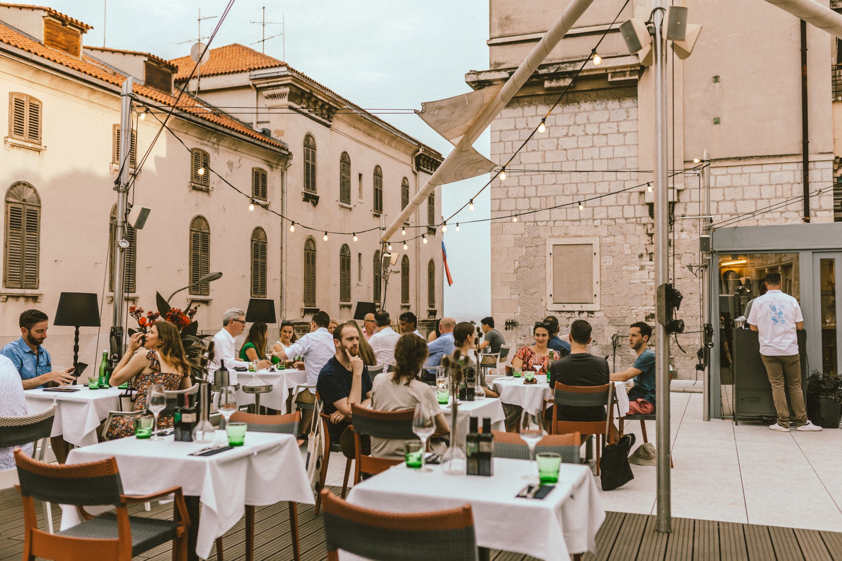 Journal jednačina: Umetnost + zalogaj = ARTiČOK zanimljiv rooftop u Splitu 