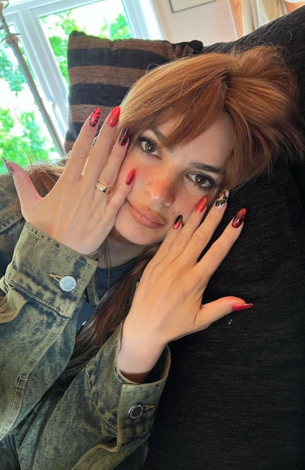 Emily Ratajkowski nail inspo: Serpent nokti