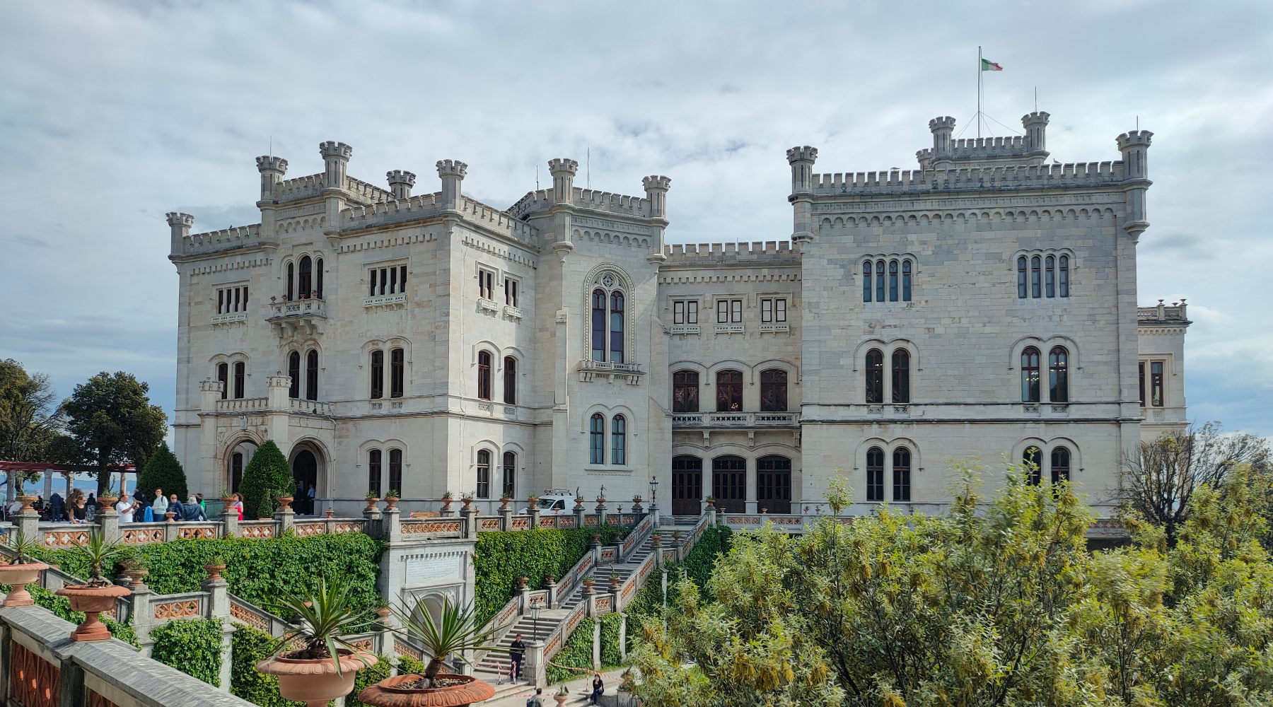 Castello Di Miramare: Bajkoviti zamak ili ukleta kuća?