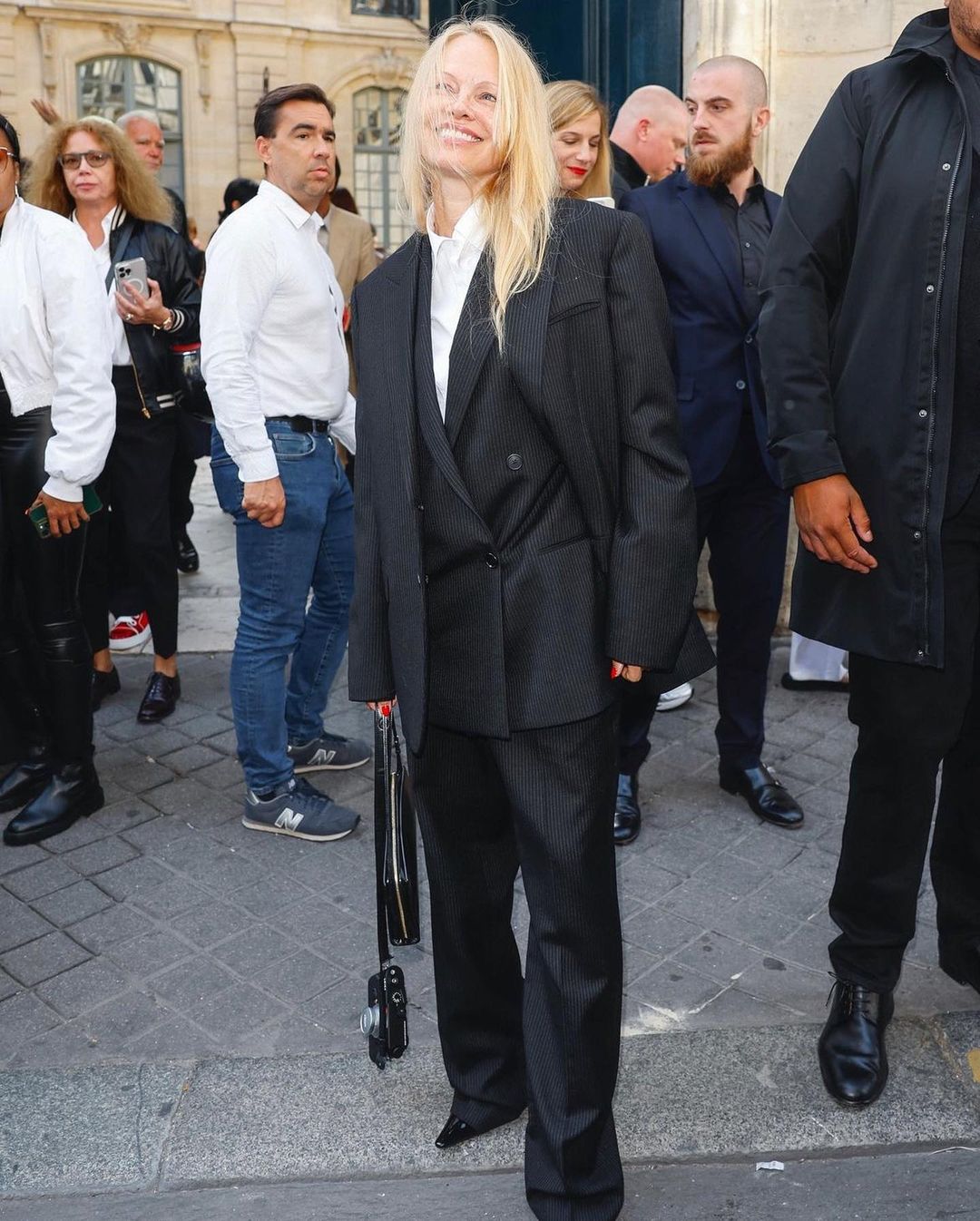 Tri autfita koje je Pamela Anderson ponela na PFW – a koje želimo da rekreiramo ove jeseni