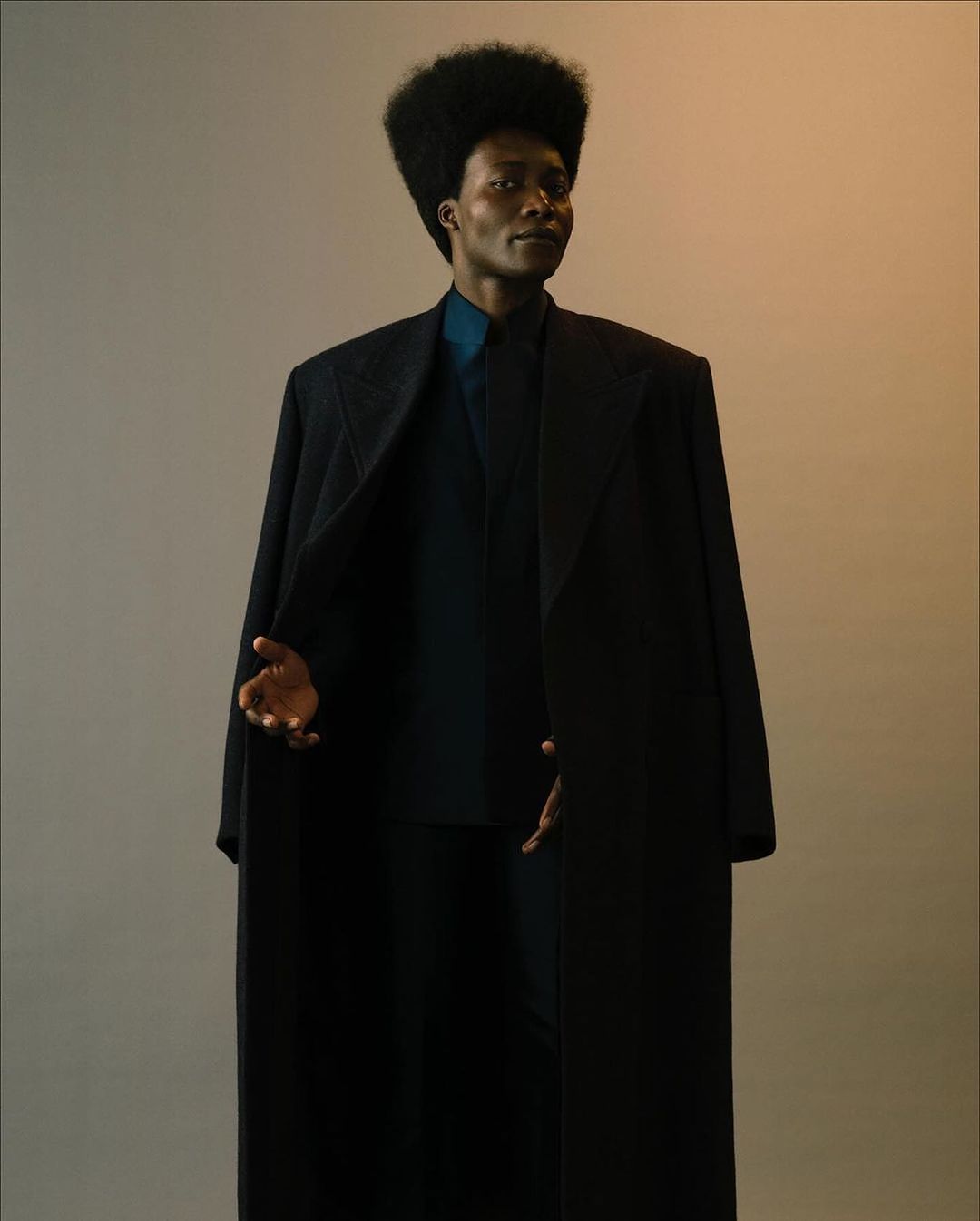 Ko je Benjamin Clementine, emotivni muzičar koji osvaja svet za klavirom