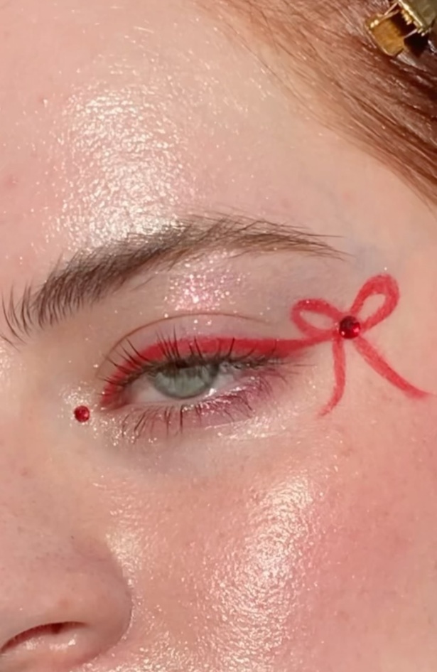 Bow eyeliner je viralan make-up look koji nosimo ove praznične sezone