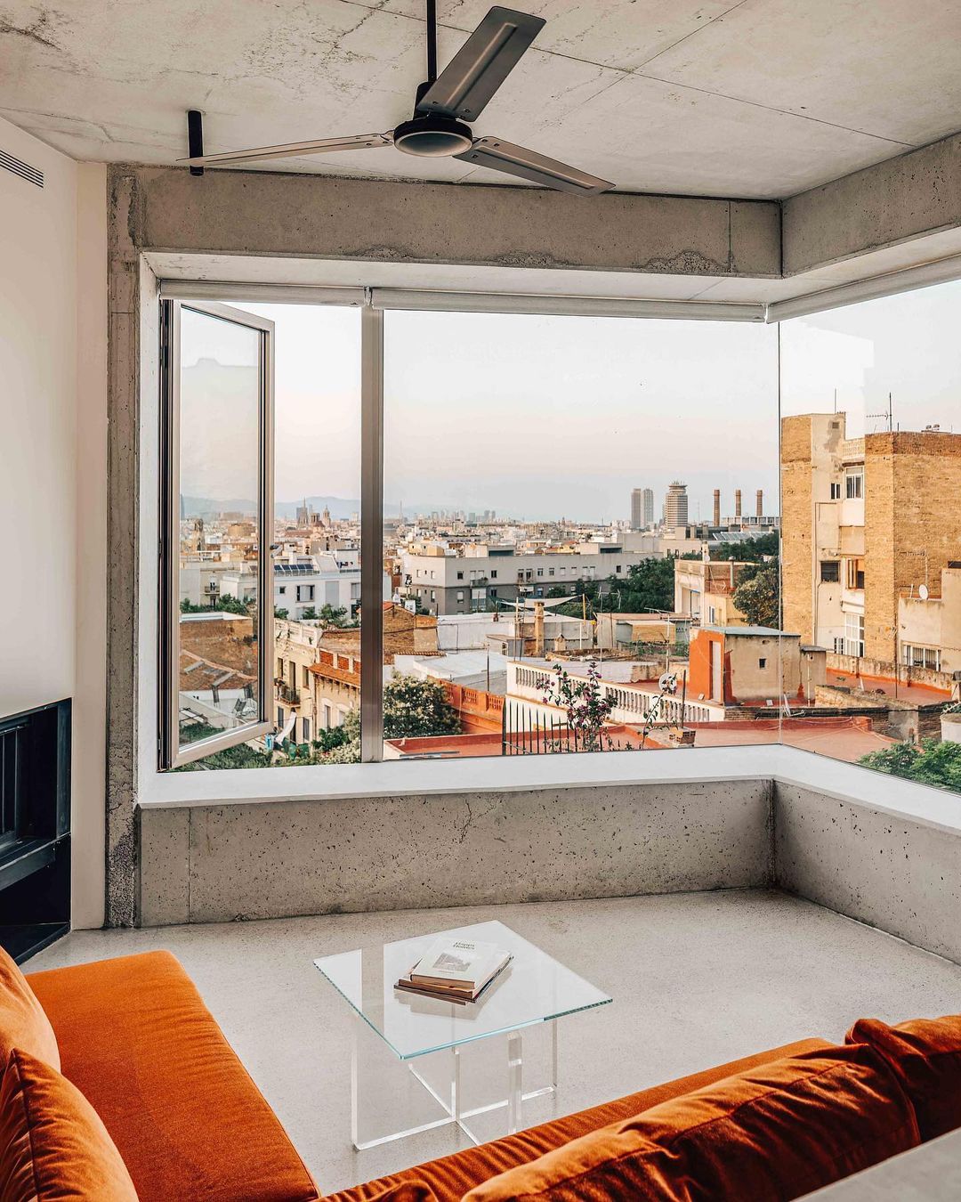 Brutalistički “shoebox” stan u Barseloni u koji želimo da se uselimo
