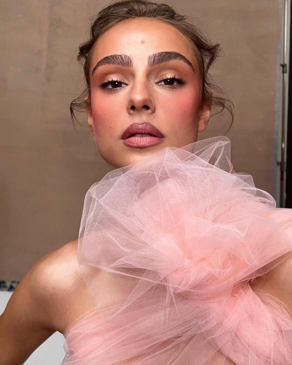 Peach fuzz beauty: Predlozi naših makeup favorita u nijansi koja će obeležiti 2024. godinu