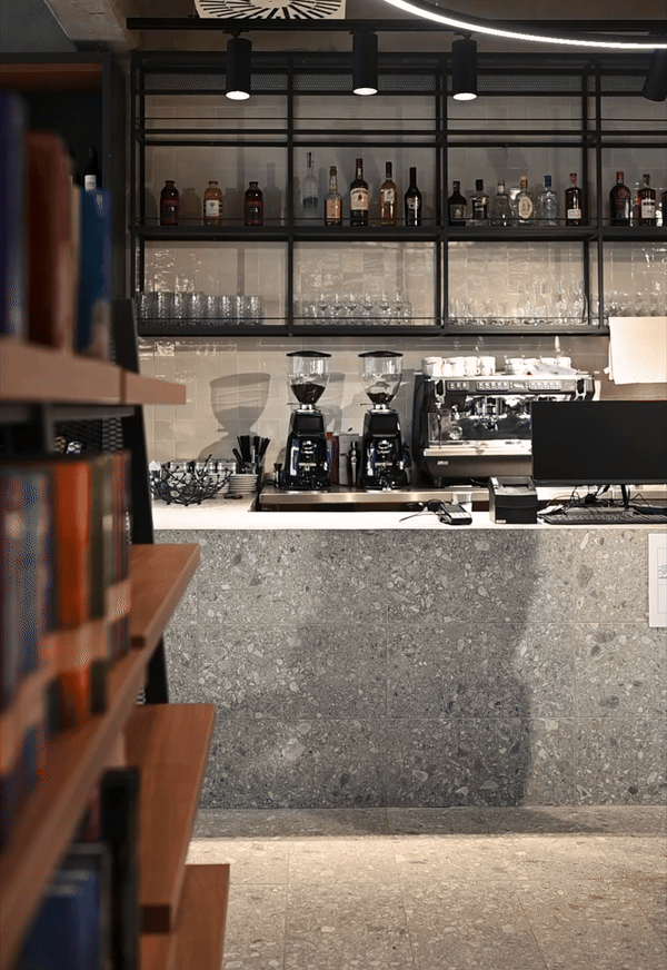 Kosmos kafe-knjižara na novoj lokaciji: Bili smo na licu mesta i prenosimo utiske