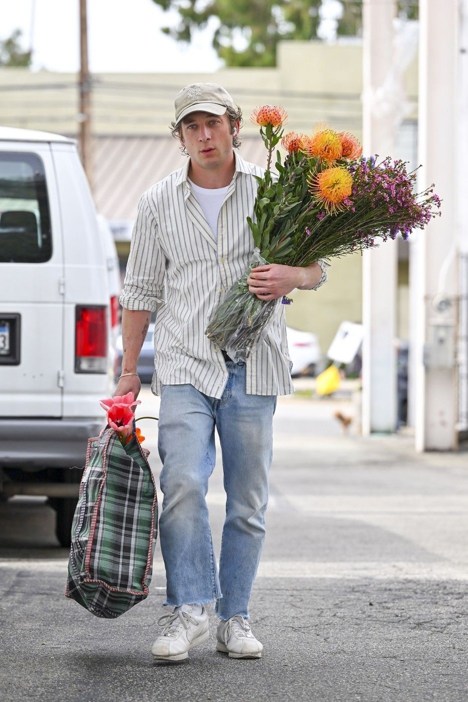 Jeremy Allen White i njegova opsesija cvećem – what’s the tea?