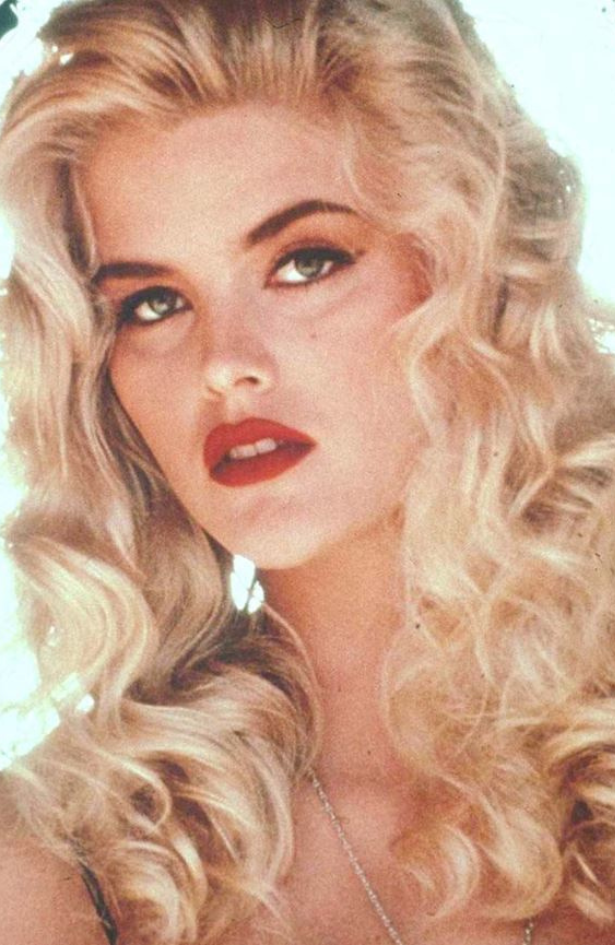 Anna Nicole Smith je ikona popularne kulture ’90-ih – stiže nam film o njenom životu