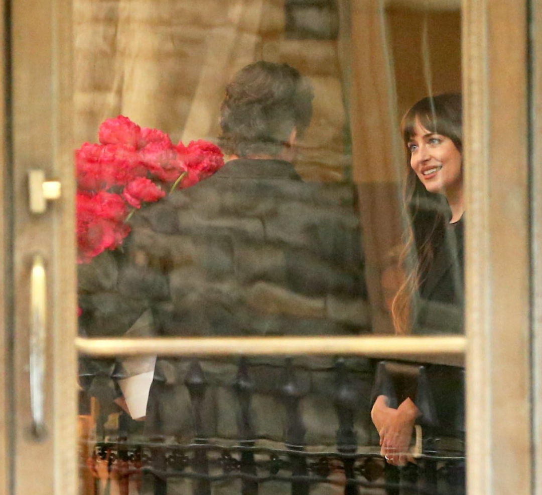 dakota johnson i pedro pascal na snimanju filma