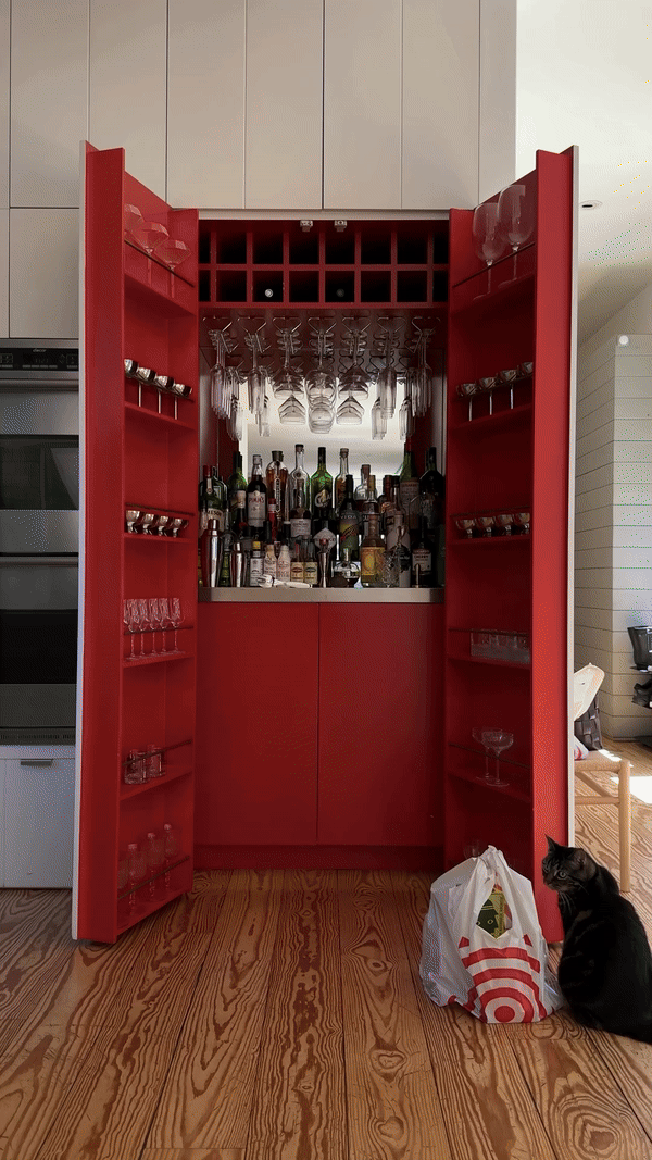 kuhinja skriveni crveni bar