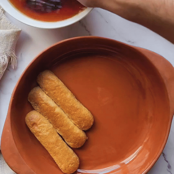 Tiramisu je tradicionalni italijanski kolač sa ukusom kafe – a ovaj put ga pravimo sa crnim susamom i čajem