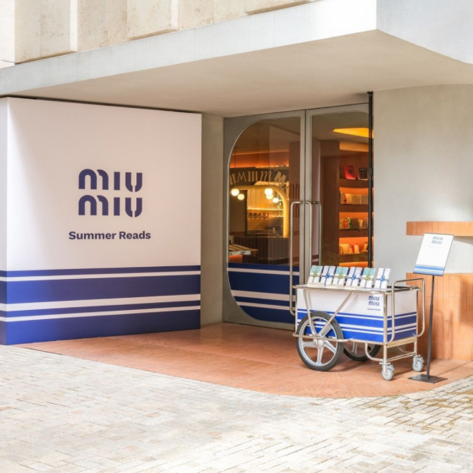 Miu Miu Summer Reads pop-up kiosci podstiču nas da leto provedemo čitajući