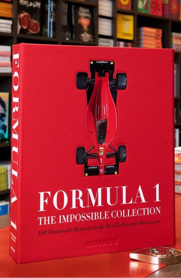 Hot girls read Formula 1