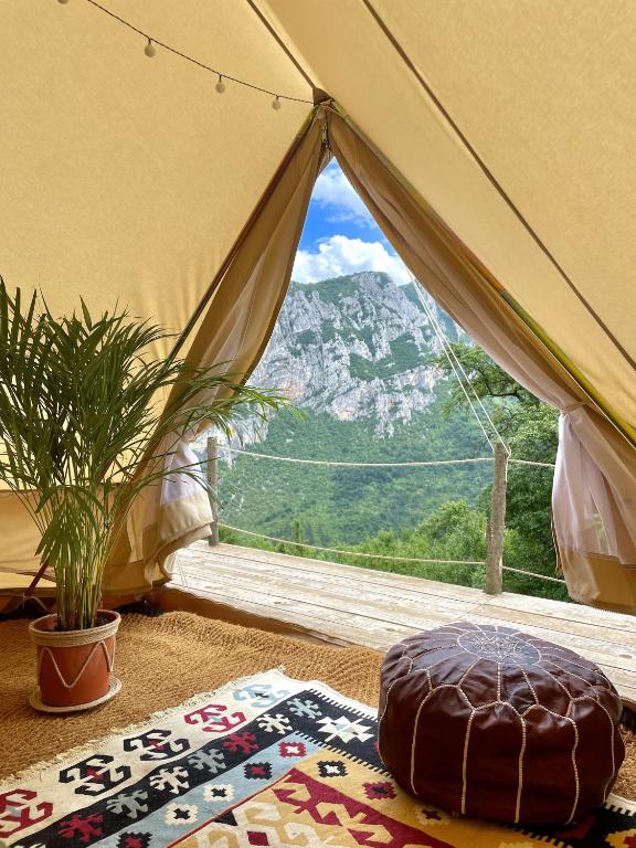 Glamping u Srbiji rosehip camp kampovanje luksuzno (7)