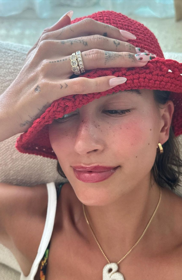 Strawberry nails – inspiraciju za letnji manikir pronašli smo (naravno) kod Hailey Bieber