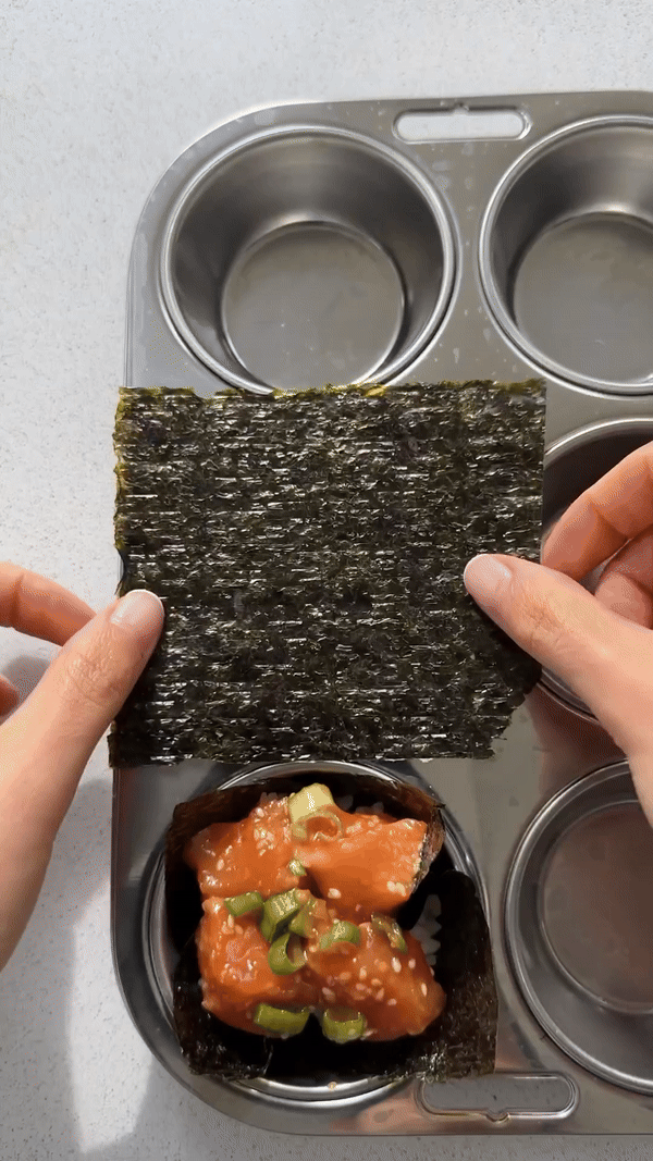 Ako smatrate da je priprema sushija komplikovana, probajte da ga napravite koristeći pleh za mafine