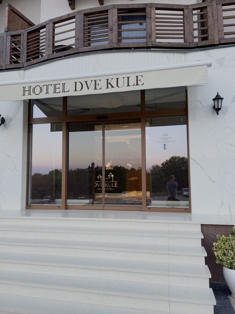 dve kule prvi vinski hotel u srbiji nikola milovic (1)