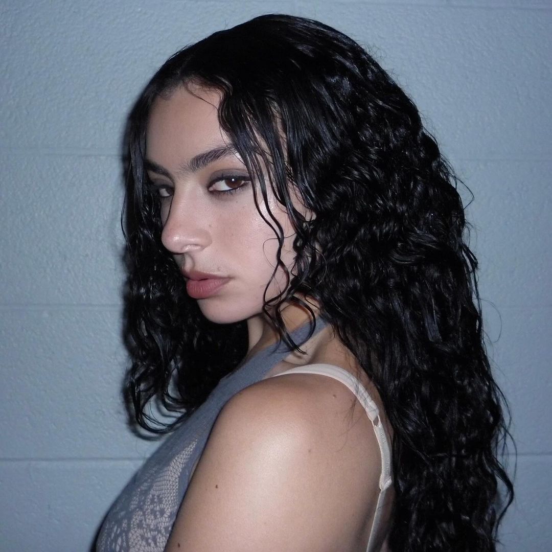 Icons only: Charli XCX je nova Valentino Beauty devojka