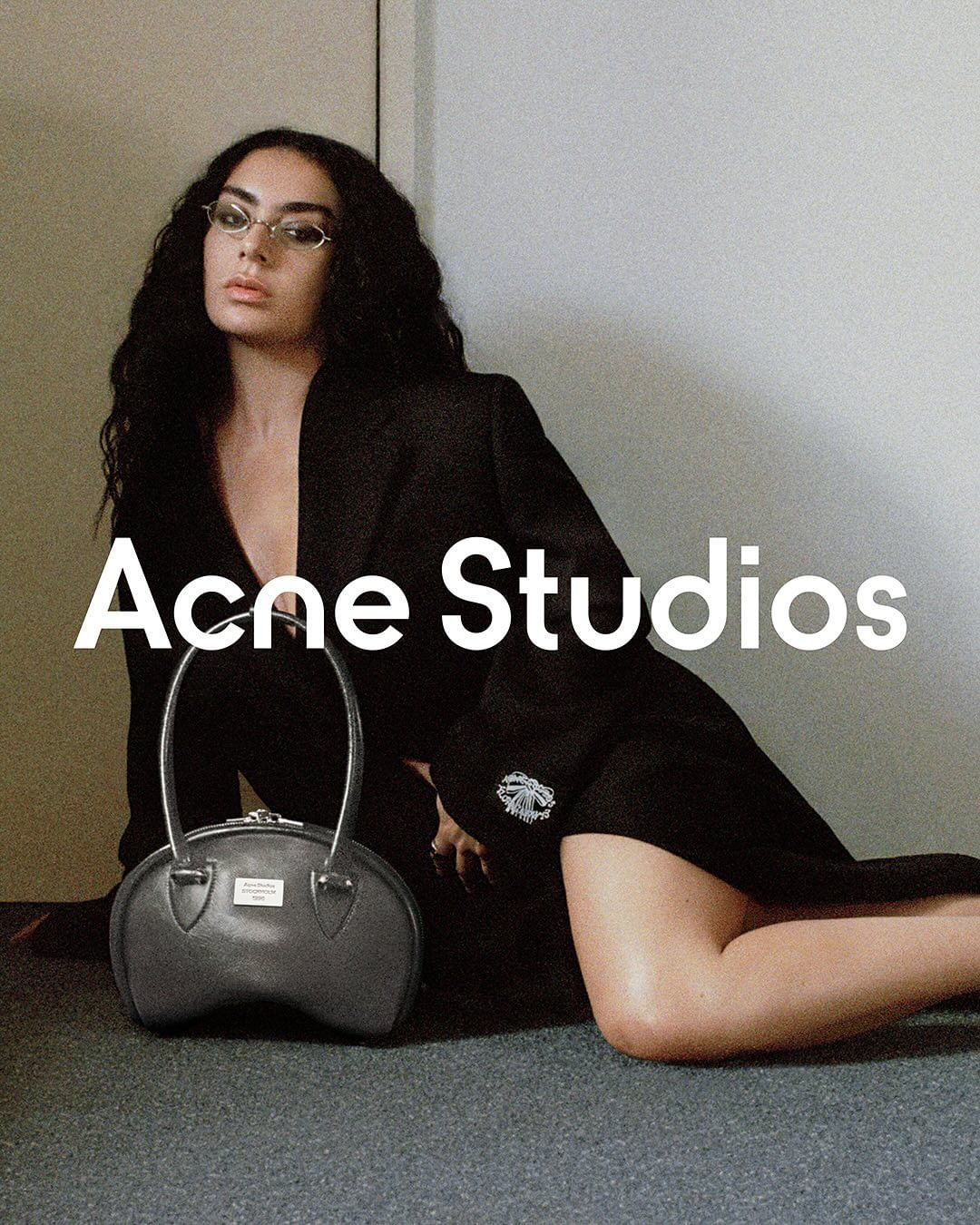 Charli XCX je lice Acne Studios kampanje