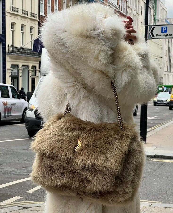 Saint Laurent Niki Oversized Bag In Shearling: Torba koju želimo