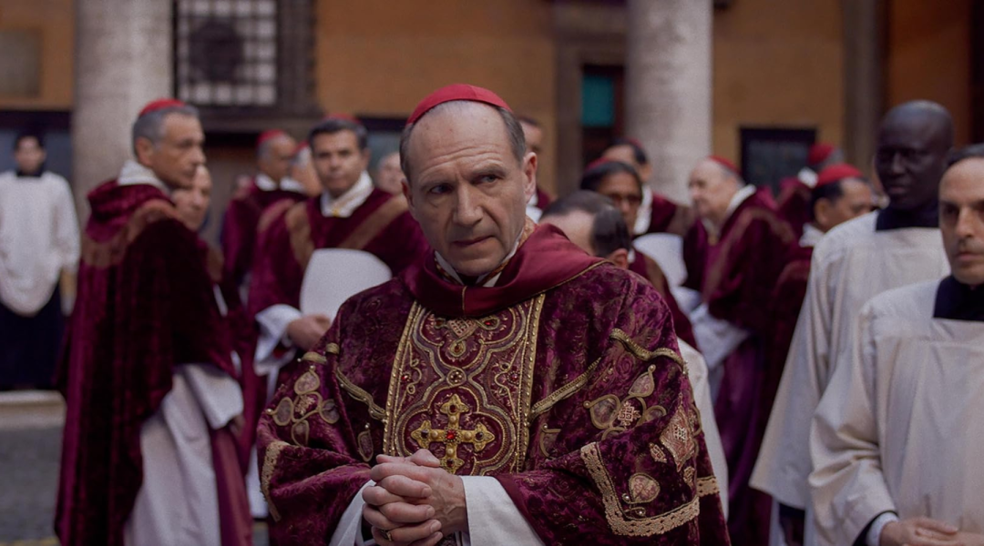 Film „Conclave“ stiže u domaće bioskope, a glavnu ulogu tumači Ralph Fiennes