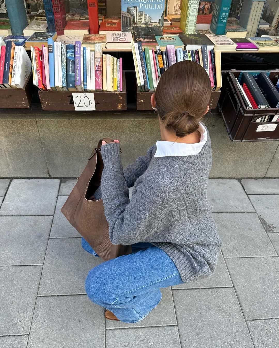 Košulja i džemper kao kombinacija koja je idealna za jesenje dane