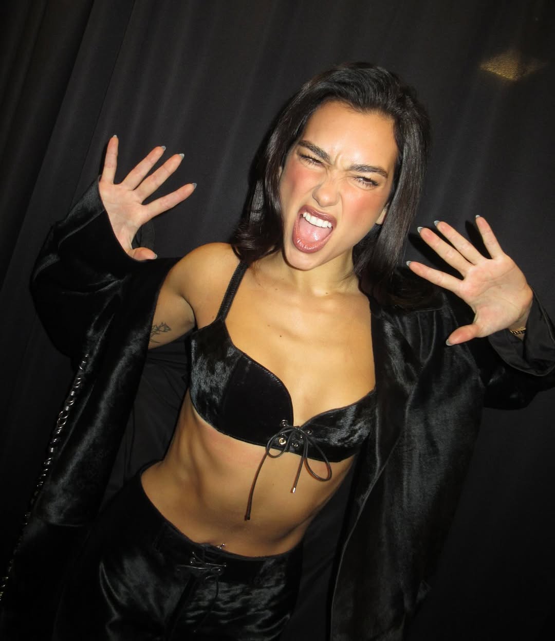 Dua Lipa i njena tri (all black) party autfita