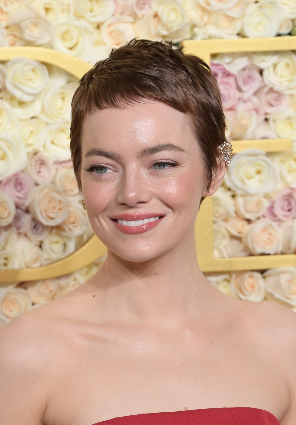 Zlatni globus 2025 Emma Stone frizura