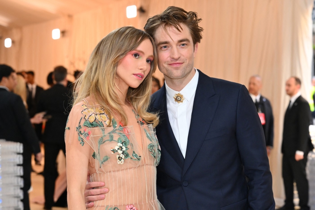 Rumor has it: Robert Pattinson i Suki Waterhouse su se venčali u novogodišnjoj noći