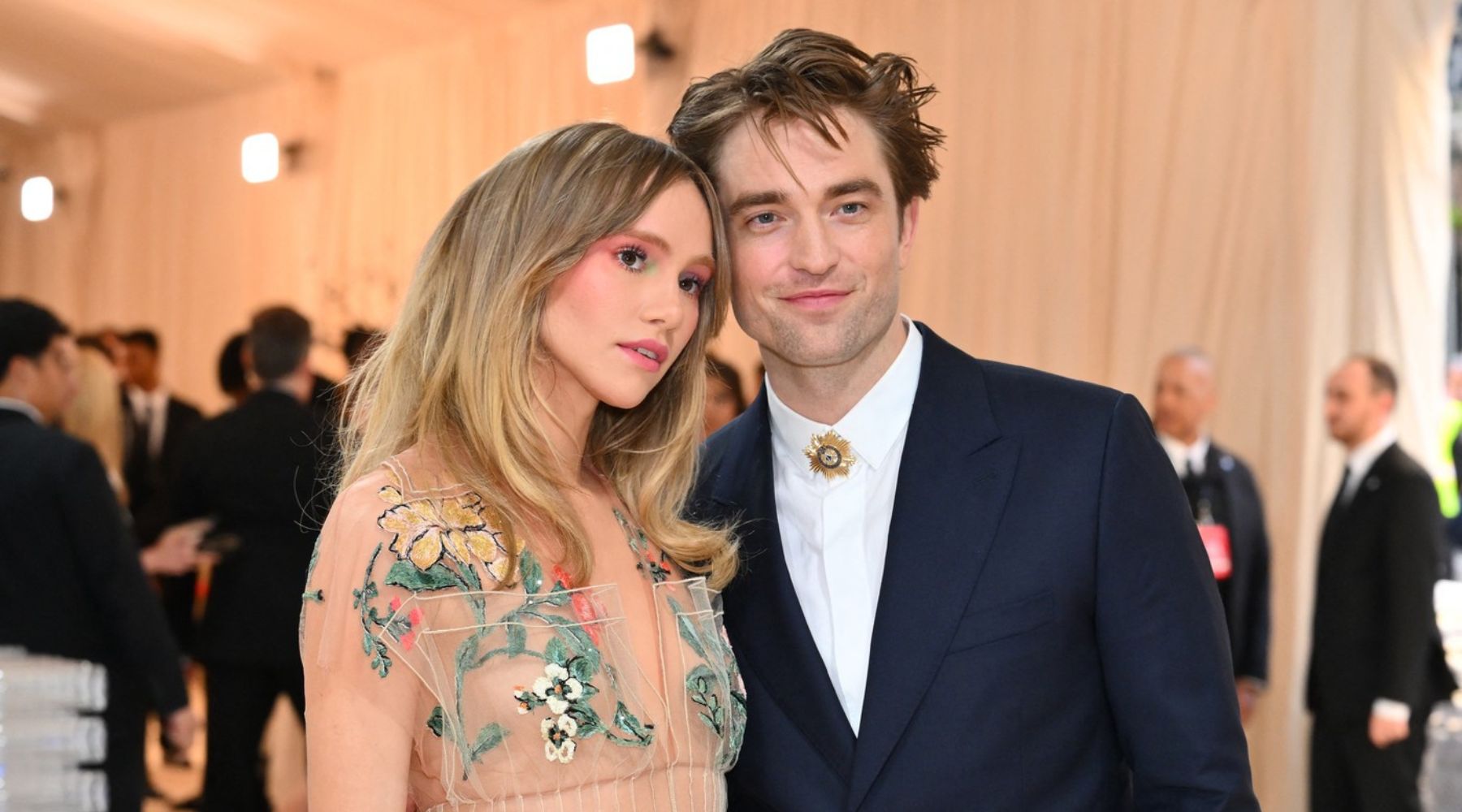 Rumor has it: Robert Pattinson i Suki Waterhouse su se venčali u novogodišnjoj noći