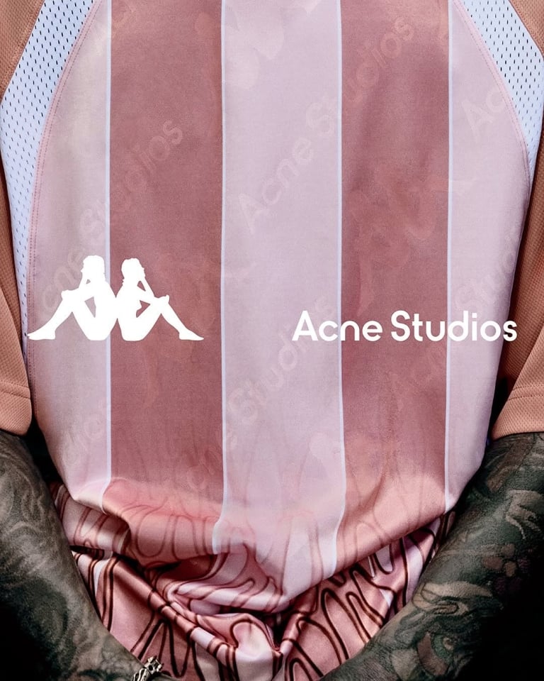 Činjenicu da je 2025. godina u znaku sportske mode dokazuje Acne Studios x Kappa kolaboracija