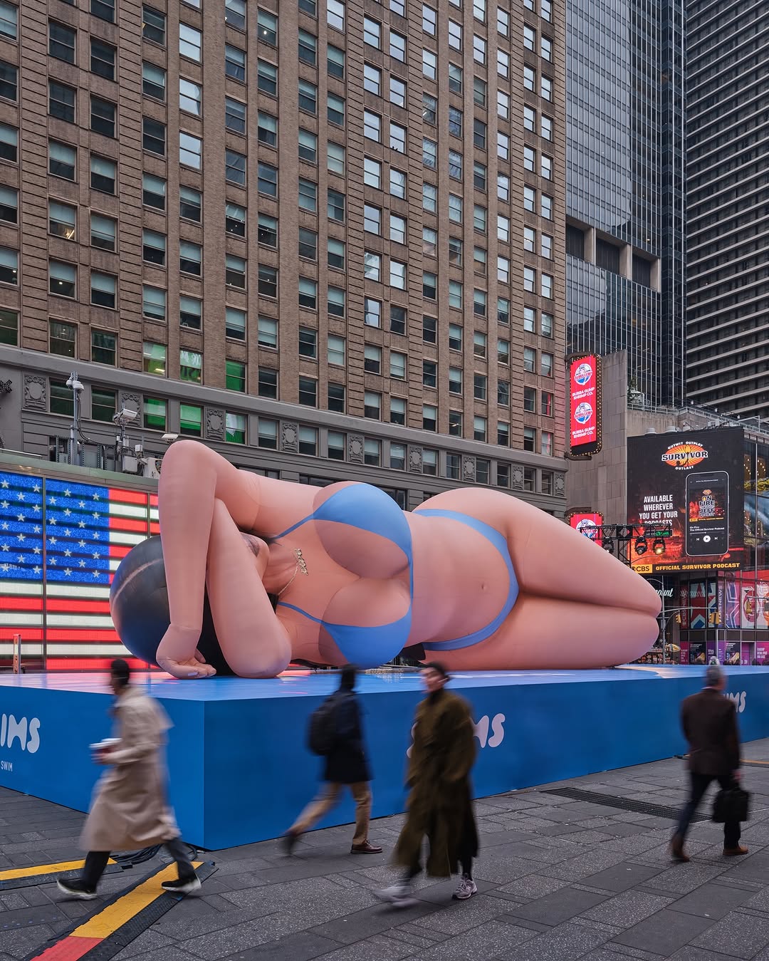 Svi pričaju o SKIMS Swim instalaciji na Times Squareu – a da li je kolekcija koju promoviše vredna hype-a?