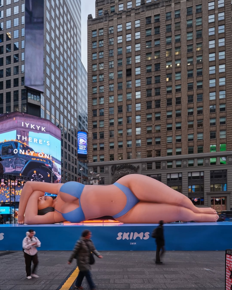 SKIMS Swim je osvojio Times Square - i srca modih fanatika