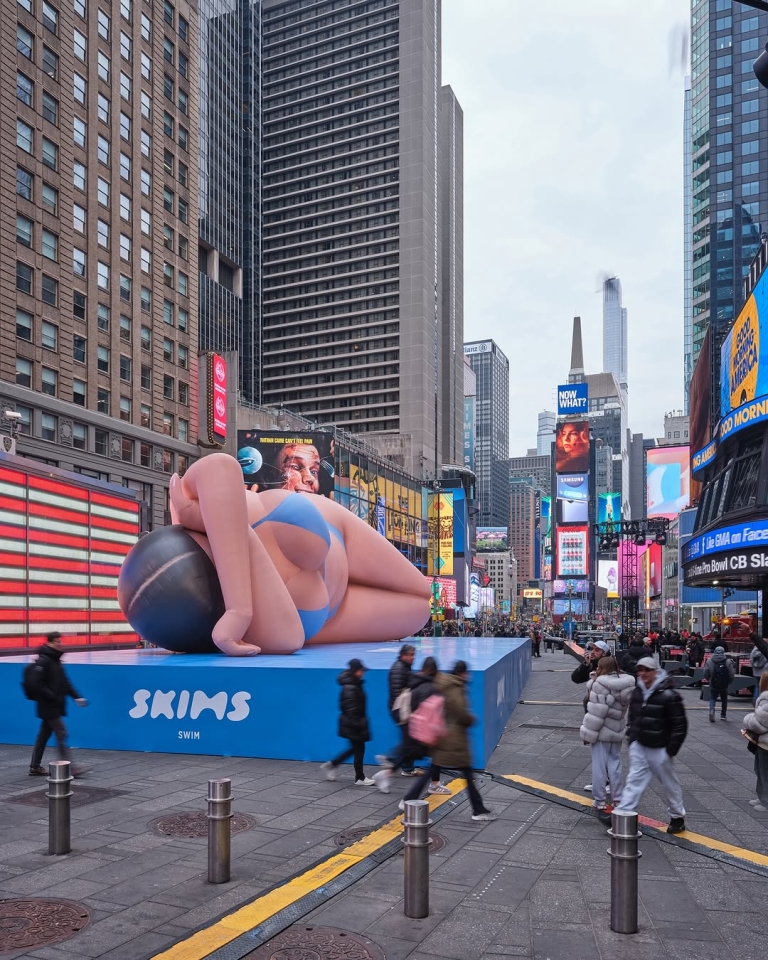 SKIMS Swim je osvojio Times Square - i srca modih fanatika